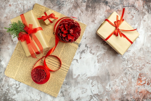 Vue de dessus des cadeaux de Noël avec des cônes rouges sur fond blanc