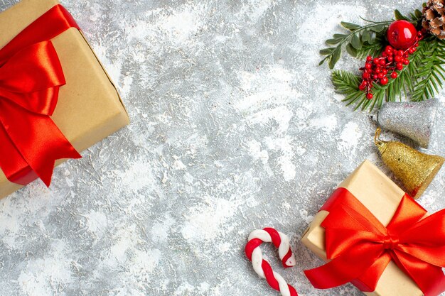 Vue de dessus des cadeaux de Noël détails de Noël sur une table blanche grise avec lieu de copie