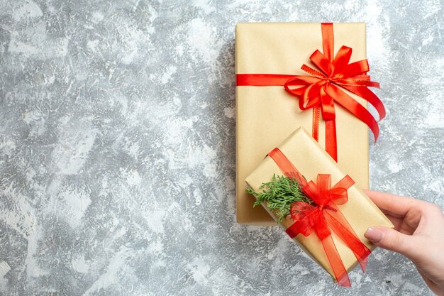 Vue de dessus des cadeaux de noël emballés avec des arcs rouges sur un cadeau de photo de vacances de couleur de noël blanc nouvel an