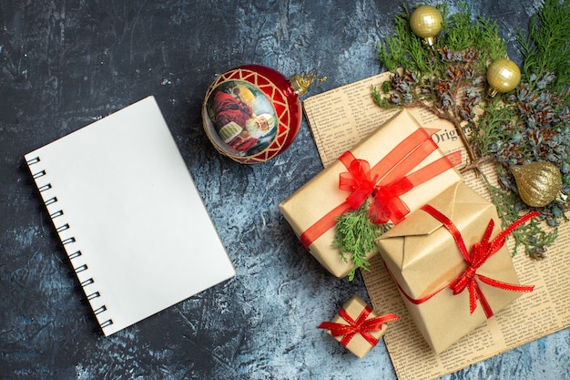 Vue de dessus des cadeaux de Noël avec des jouets sur fond clair-foncé