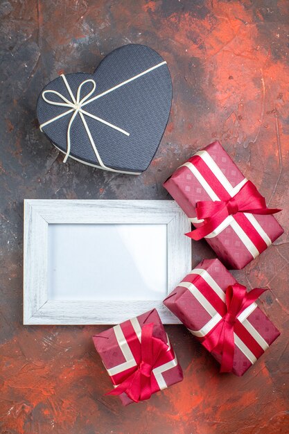 Vue de dessus cadeaux de la saint valentin avec cadre photo sur une surface sombre je t'aime amoureux de la photo couleur cadeau amour