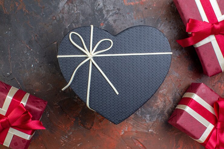 Photo gratuit vue de dessus des cadeaux de la saint-valentin dans un emballage rouge sur une surface sombre je t'aime sentir cadeau amour photo couleur amant