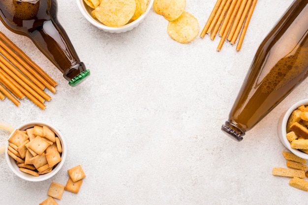 Photo gratuite vue de dessus de cadre de nourriture et de bière