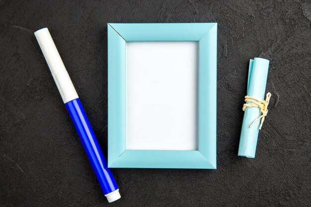 Vue de dessus cadre photo élégant avec un crayon sur une surface sombre couleur actuelle amour photo de famille cadeau portrait