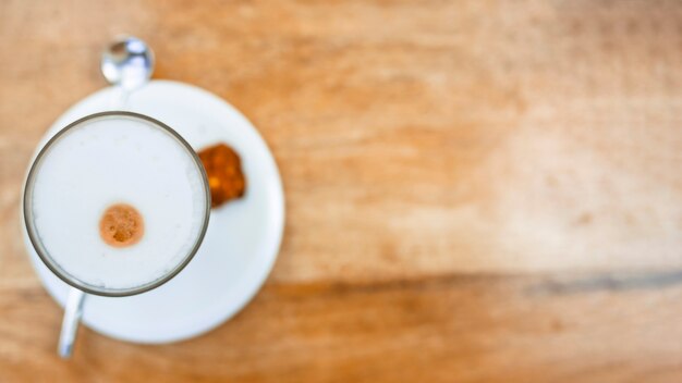 Une vue de dessus de café cappuccino avec de la mousse dans un verre transparent