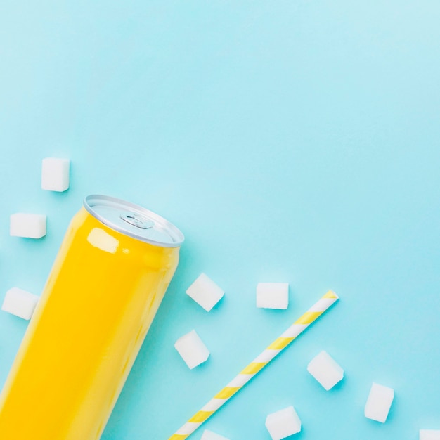 Photo gratuite vue de dessus de la canette de boisson gazeuse avec des cubes de sucre et de la paille