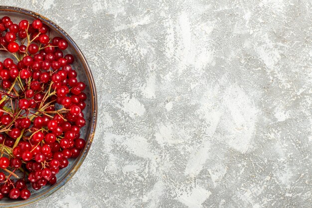Vue de dessus de canneberges rouges fruits moelleux sur fond blanc