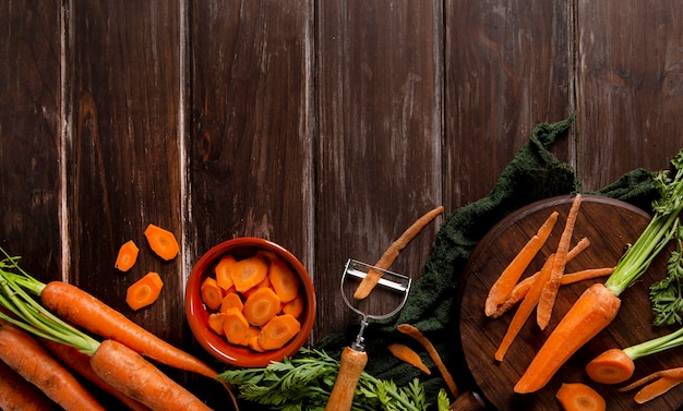 Photo gratuite vue de dessus des carottes avec espace copie