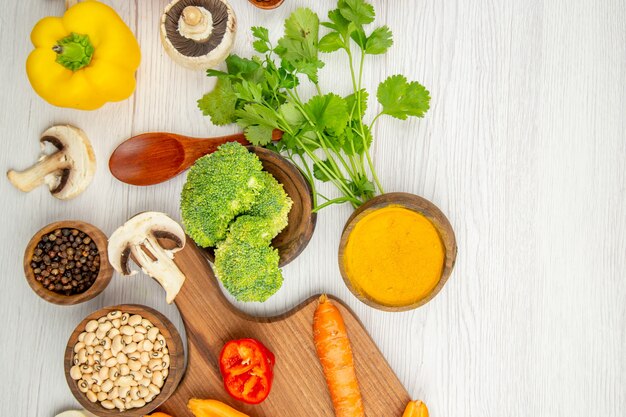 Vue de dessus des carottes jaunes coupées sur une planche à découper