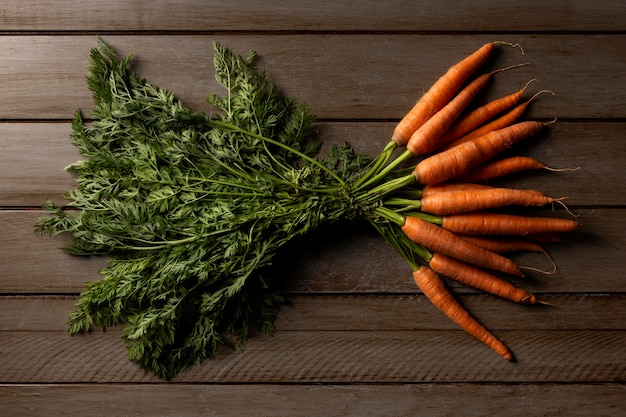 Photo gratuite vue de dessus carottes sur table