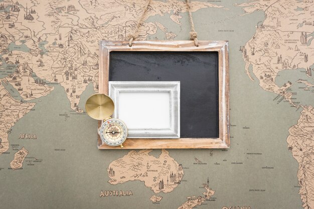 Vue de dessus carte du monde avec des objets décoratifs