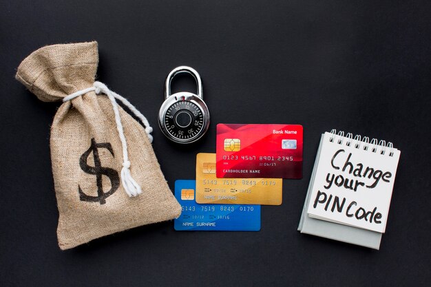 Vue de dessus des cartes de crédit avec serrure et sac d'argent