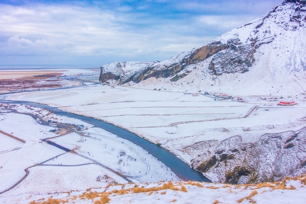 Photo gratuite vue de dessus de la cascade de skogafoss sur la côte sud de l'islande.