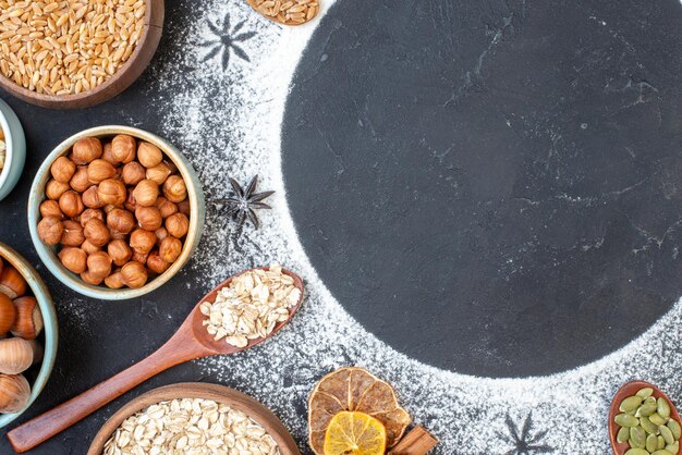 Vue de dessus cercle de farine saupoudré et noix sur la table