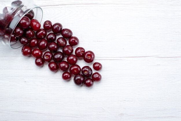 Vue de dessus des cerises aigres fraîches entières et moelleuses sur un jus de fruit léger et aigre-doux