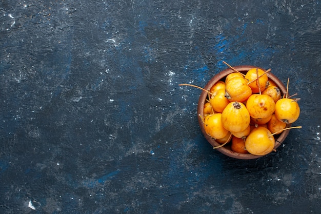 Vue de dessus des cerises jaunes fraîches fruits mûrs et sucrés sur un bureau sombre, fruits frais moelleux