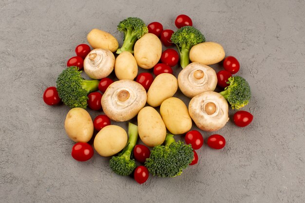 vue de dessus champignons brocoli pommes de terre fraîches mûres sur le gris