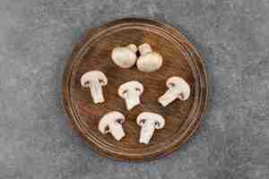 Photo gratuite vue de dessus des champignons champignon. haché ou entier sur planche de bois