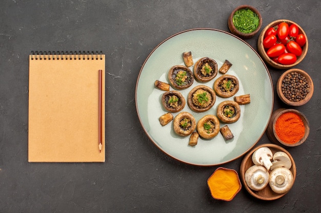 Vue De Dessus Des Champignons Cuits Avec Des Tomates Et Des Assaisonnements Sur Un Plat De Bureau Sombre Repas Cuisson Dîner Aux Champignons