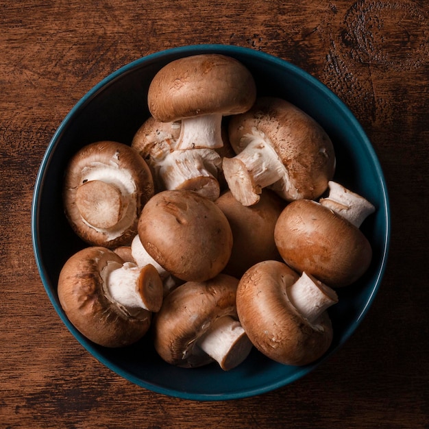 Vue de dessus des champignons frais dans un bol