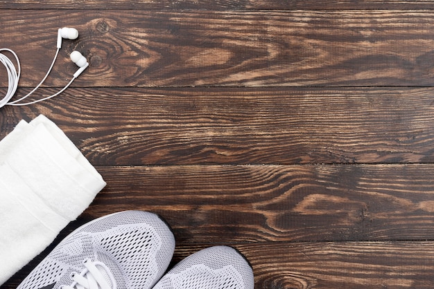 Vue de dessus des chaussures de sport sur fond en bois