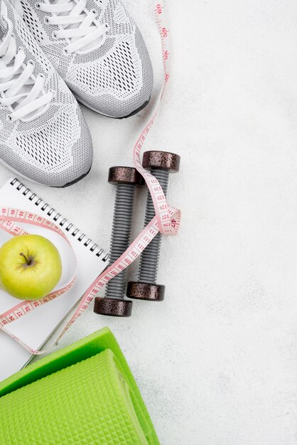 Vue de dessus des chaussures de sport avec haltères