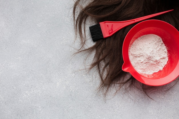 Photo gratuite vue de dessus des cheveux naturels avec brosse