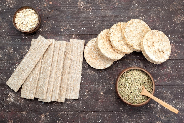 Photo gratuite vue de dessus chips et craquelins longs et ronds formés sur bois