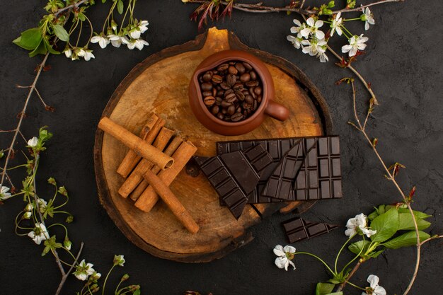 Vue de dessus chocolat au café à la cannelle sur le bureau brun sur l'obscurité