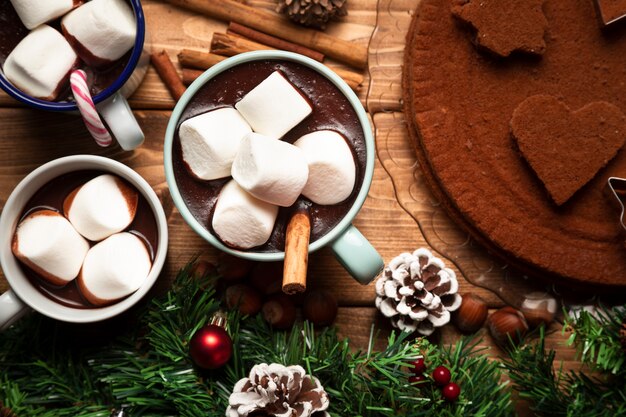 Vue de dessus chocolat chaud avec des bonbons