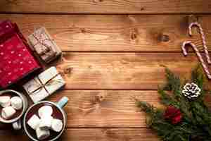 Photo gratuite vue de dessus chocolat chaud avec des cadeaux