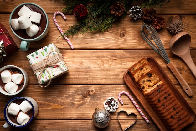 Vue de dessus chocolat chaud avec un gâteau