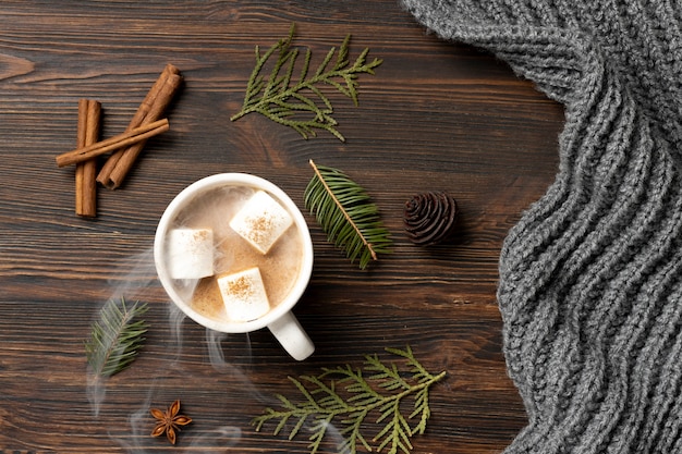 Vue de dessus chocolat chaud avec des guimauves