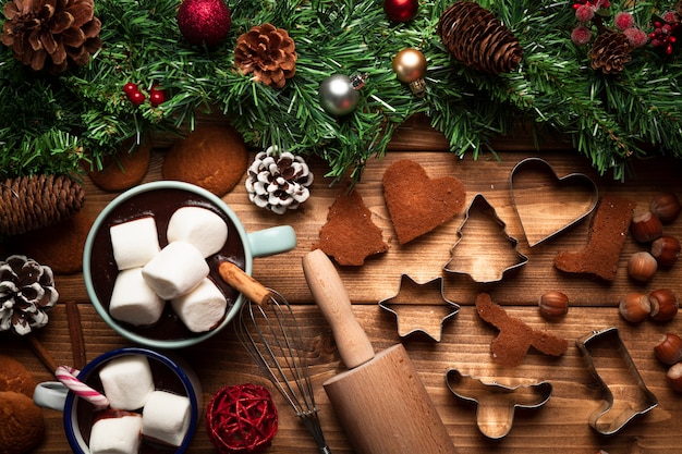 Photo gratuite vue de dessus chocolat chaud avec des ustensiles