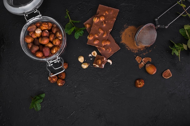 Vue de dessus chocolat et pot aux noisettes