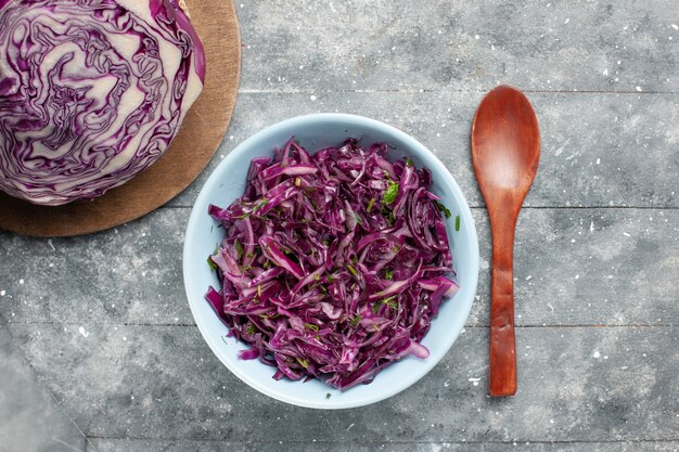 Vue de dessus chou tranché frais chou violet entier et tranché sur le bureau gris salade de légumes frais mûrs