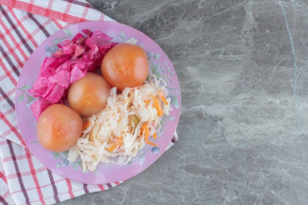 Vue de dessus, choucroute à la tomate sur plaque rose.