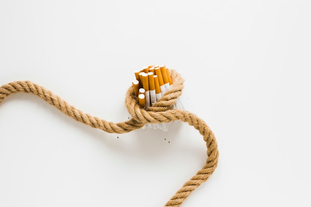 Vue de dessus des cigarettes attachées par une corde