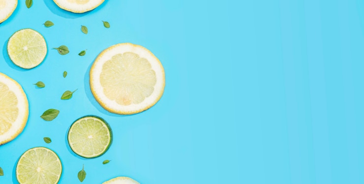 Photo gratuit vue de dessus citron et citron vert avec espace copie