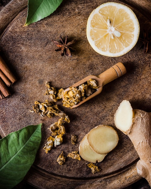 Vue de dessus citron avec condiments et gingembre sur une planche à découper