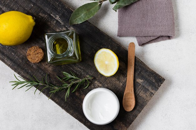 Vue de dessus citron et crème pour le visage saine