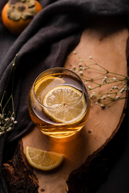 Vue de dessus de citron dans le concept de boisson