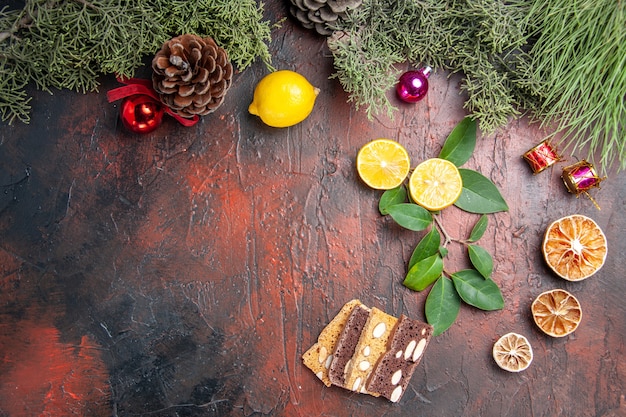 Vue de dessus citron frais avec arbre et jouets sur table sombre photo fruits noirs