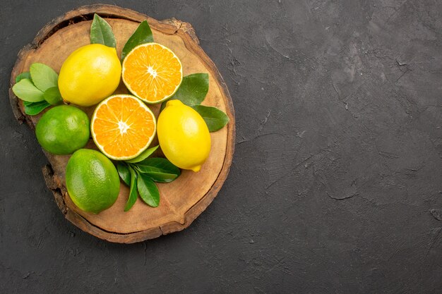 Vue de dessus citrons aigres frais sur la table sombre citron citron vert