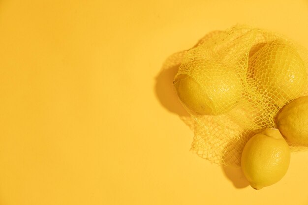 Vue de dessus citrons crus dans un sac