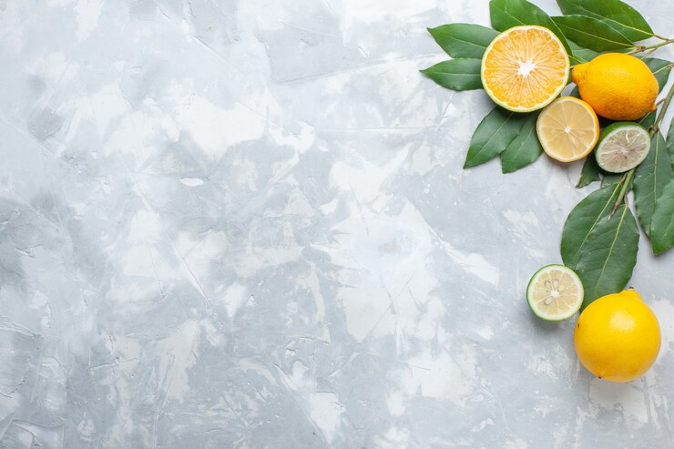 Photo gratuit vue de dessus citrons frais juteux et aigres sur le bureau léger agrumes fruits aigres exotiques