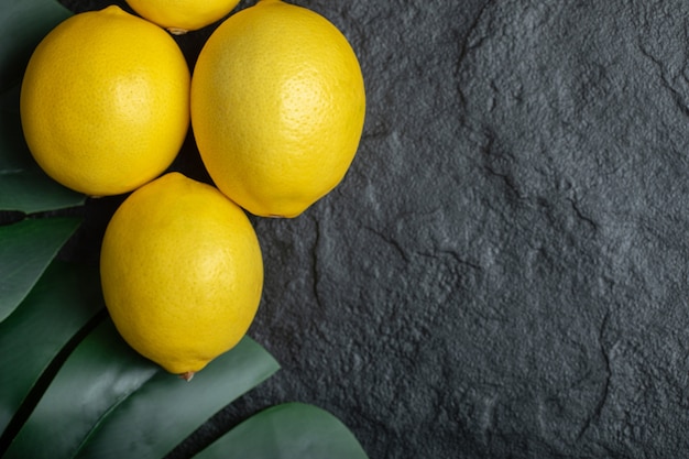 Vue De Dessus Des Citrons Jaunes Mûrs Sur Fond Noir