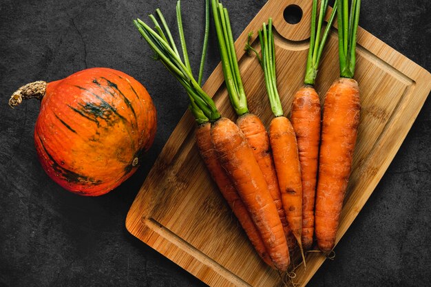 Vue de dessus citrouille et carottes