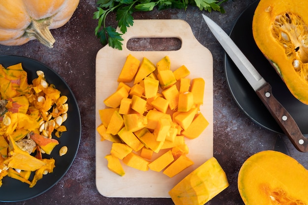 Vue de dessus avec citrouille et planche à découper