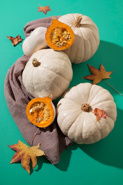 Vue de dessus des citrouilles blanches avec un fond vert